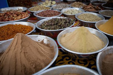 Mısır 'ın Aswan pazarında baharat ve renk tozları piramitleri