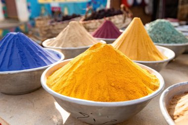 Mısır 'ın Aswan pazarında baharat ve renk tozları piramitleri