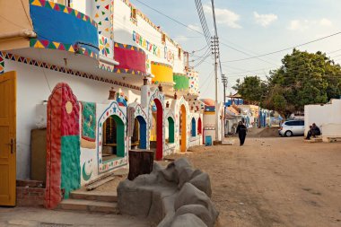 Nübyeli köyün geleneksel evi Aswan Mısır 'daki renkli eski ev