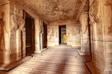 Abu Simbel Yukarı Mısır 'daki Nefertari Tapınağı. Detaylar.