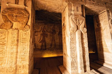 Abu Simbel Yukarı Mısır 'daki Nefertari Tapınağı. Detaylar.