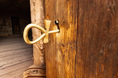 Abu Simbel Yukarı Mısır 'daki Nefertari Tapınağı' nın anahtarıyla tahta kapı. 