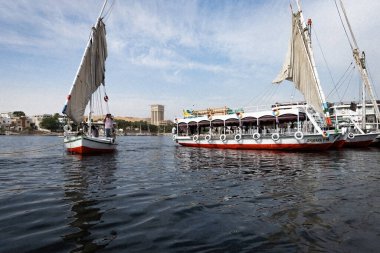 Günbatımında Nil 'de geleneksel felucca yelkenlisi, Aswan, Mısır