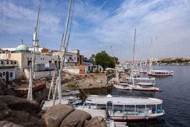 Günbatımında Nil 'de geleneksel felucca yelkenlisi, Aswan, Mısır