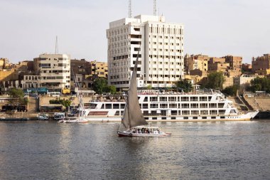 Günbatımında Nil 'de geleneksel felucca yelkenlisi, Aswan, Mısır