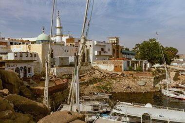 Mısır, Aswan 'da turistlerle dolu Nil nehrinde renkli bir tekne.