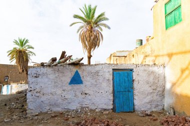 Nübyeli köyün geleneksel evi Aswan Mısır 'daki renkli eski ev