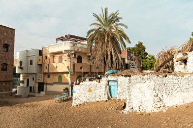 Nübyeli köyün geleneksel evi Aswan Mısır 'daki renkli eski ev