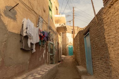 Nübyeli köyün geleneksel evi Aswan Mısır 'daki renkli eski ev