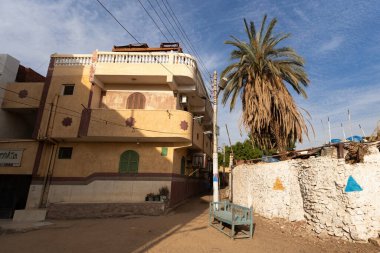 Nübyeli köyün geleneksel evi Aswan Mısır 'daki renkli eski ev