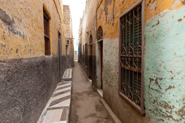 Nübyeli köyün geleneksel evi Aswan Mısır 'daki renkli eski ev