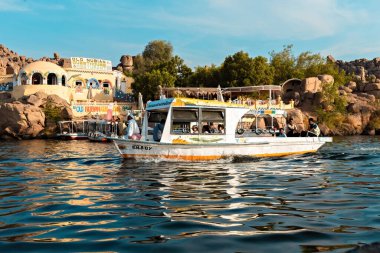 Mısır, Aswan 'da turistlerle dolu Nil nehrinde renkli bir tekne.