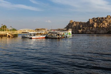 Aswan Mısırı yakınlarındaki Nil nehrinde tekneler.