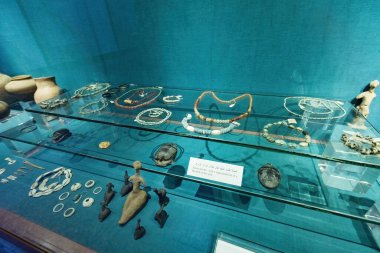 Aswan Yukarı Mısır 'daki Nubian Müzesinde antik eserler koleksiyonu