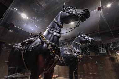 Aswan Yukarı Mısır 'daki Nubian Müzesinde antik eserler koleksiyonu