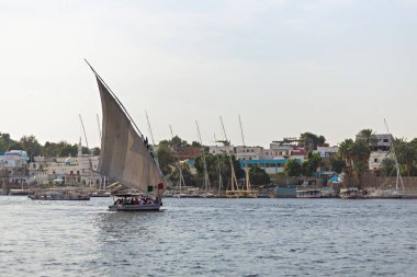 Günbatımında Nil 'de geleneksel felucca yelkenlisi, Aswan, Mısır