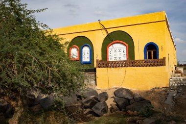 Nübyeli köyün geleneksel evi Aswan Mısır 'daki renkli eski ev