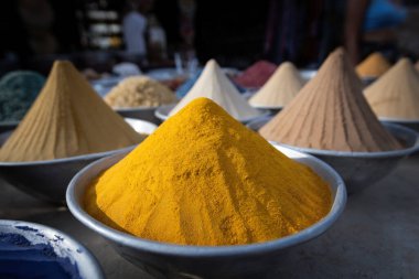 Mısır 'ın Aswan pazarında baharat ve renk tozları piramitleri