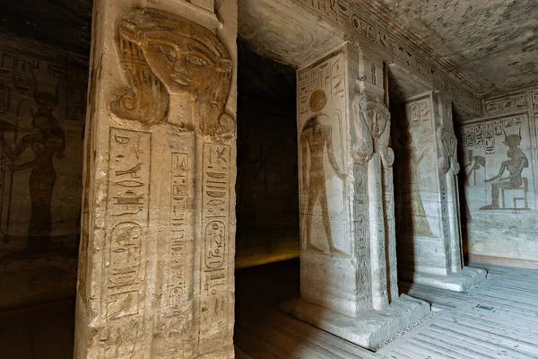 Abu Simbel Yukarı Mısır 'daki Nefertari Tapınağı. Detaylar.