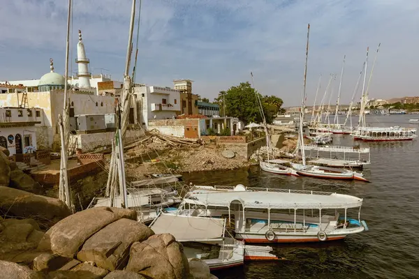 Mısır, Aswan 'da turistlerle dolu Nil nehrinde renkli bir tekne.