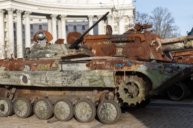 Kiev merkezinde yanmış Rus tankı.