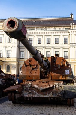 Kiev merkezinde yanmış Rus tankı.