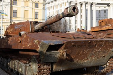 Kiev merkezinde yanmış Rus tankı.