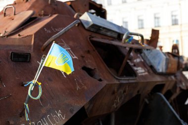 Kiev merkezinde yanmış Rus tankı.