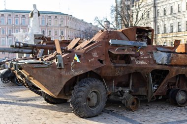 Kiev merkezinde yanmış Rus tankı.