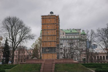 Ukraynalı ünlü şair Taras Shevchenko 'nun Ukrayna' daki savaş sırasında Kiev merkezindeki Shevchenko Parkı 'ndaki anıtı.