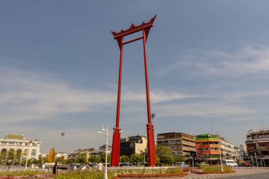 Bangkok 'taki dev Swink anıtı yanında tuk tuk ile Tayland