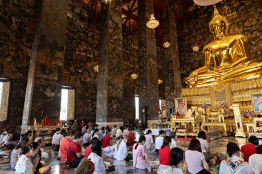 İnsanlar Bangkok Tayland 'daki Wat Suit' in içinde Thepwararam Ratchaworamahawihan için dua ediyorlar.