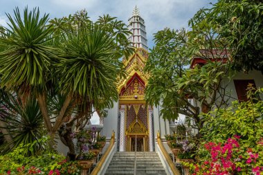 Geleneksel Tayland tapınağı Bangkok Tayland 'ın güzel bahçesinde