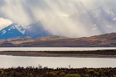 Torres del Paine Ulusal Parkı 'ndaki göl manzarası