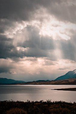 Torres del Paine Ulusal Parkı 'ndaki göl manzarası