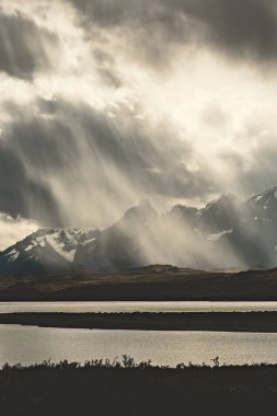 Torres del Paine Ulusal Parkı 'ndaki göl manzarası