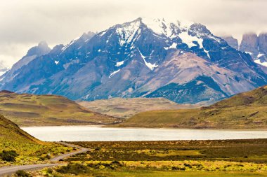Torres del Paine Ulusal Parkı 'ndaki göl manzarası