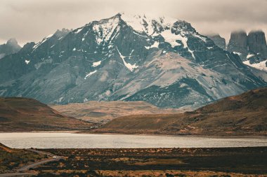 Torres del Paine Ulusal Parkı 'ndaki göl manzarası