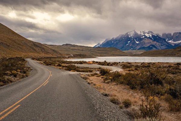 Torres del Paine Ulusal Parkı 'ndaki göl manzarası