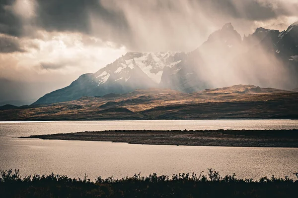 Torres del Paine Ulusal Parkı 'ndaki göl manzarası