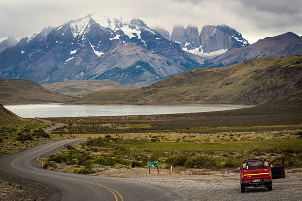 Αυτοκίνητο Εκτός Δρόμου Στην Παταγονία Άγρια Νότια Χιλή Τοπίο Torres Royalty Free Φωτογραφίες Αρχείου