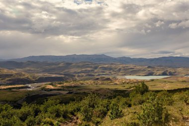 Torres del Paine Ulusal Parkı 'ndaki göl manzarası