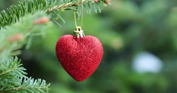 赤いハートは木のクリスマスのおもちゃを形作りました クリスマスと新年の装飾 — ストック動画