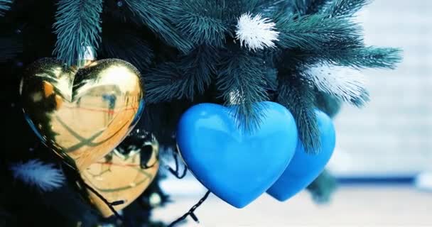 Χριστουγεννιάτικο Δέντρο Σχήμα Καρδιάς Διακόσμηση Στο Μπλε Και Κίτρινο Χρώμα — Αρχείο Βίντεο