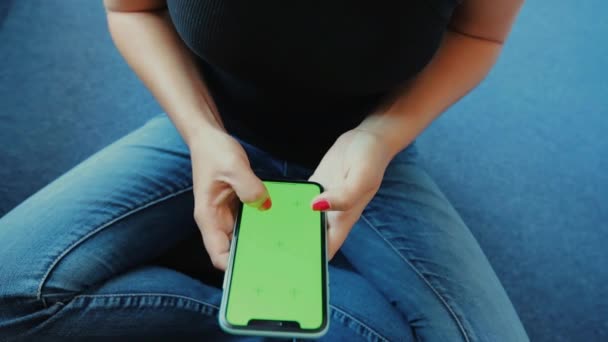 Dívka Sobě Džíny Rolování Smartphone Zelená Obrazovka Prohlížení Chroma Klíč — Stock video