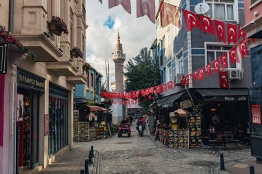 İstanbul 'daki Balat alanı: Dar sokaklar ve yürüyen insanlar ile eski İstanbul, İstanbul, Türkiye