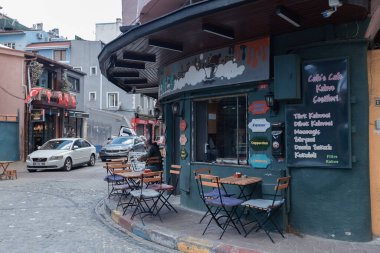 İstanbul 'daki Balat alanı: Dar sokaklar ve yürüyen insanlar ile eski İstanbul, İstanbul, Türkiye