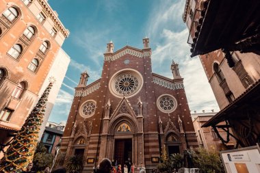 Padua Kilisesi 'nden Aziz Anthony ve Noel ağacı süslemesi İstanbul Türkiye