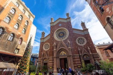 Padua Kilisesi 'nden Aziz Anthony ve Noel ağacı süslemesi İstanbul Türkiye
