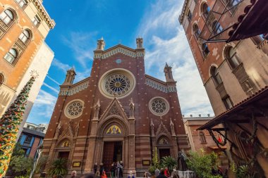 Padua Kilisesi 'nden Aziz Anthony ve Noel ağacı süslemesi İstanbul Türkiye